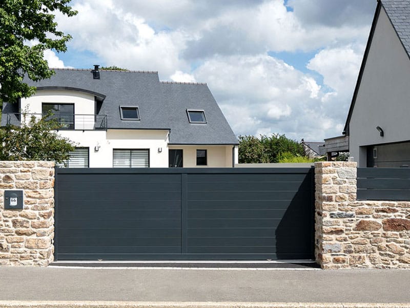 Portail coulissant noir